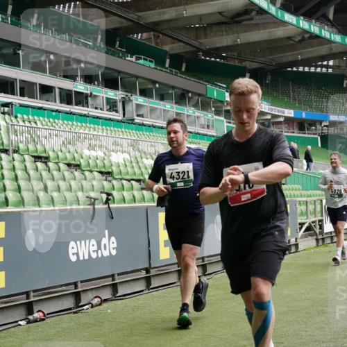 05.10.2025 - 20. swb-Marathon Bremen Michael Burmester http://msf.ph/oto/9330696 05.10.2025 13:02:54 Laufen im Stadion 97, 227, 293, 375, 518, 616, 721, 729, 764, 828, 843, 921, 1121, 1405, 1568, 1670, 1704, 1733, 1836, 1944, 2272, 2357, 2393, 2407, 2772, 2774, 2960, 2984, 3019, 3147, 3217, 3424, 3861, 3917, 4026, 4129, 4321, 4322, 4464, 4477, 4481, 4688, 4714, 4817, 4847, 4885, 4985, 5527, 5652, 5755, 5867, 5884, 6215, 6325, 6328, 6382, 6417, 6481, 6666, 7217, 7315, 7316, 7407, 7433, 7540, 7659, 8375, 8526, 8957, 772, 1030, 1256, 1348, 1452, 1744, 1856, 1899, 1924, 2143, 2272, 2306, 2910 meine-sportfotos.de