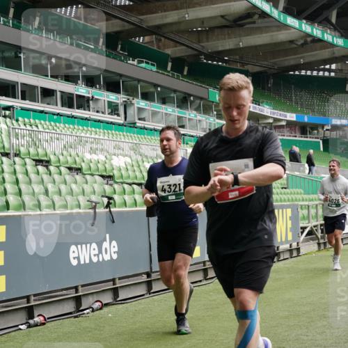 05.10.2025 - 20. swb-Marathon Bremen Michael Burmester http://msf.ph/oto/9330698 05.10.2025 13:02:54 Laufen im Stadion 97, 227, 293, 375, 518, 616, 721, 729, 764, 828, 843, 921, 1121, 1405, 1568, 1670, 1704, 1733, 1836, 1944, 2272, 2357, 2393, 2407, 2772, 2774, 2960, 2984, 3019, 3147, 3217, 3424, 3861, 3917, 4026, 4129, 4321, 4322, 4464, 4477, 4481, 4688, 4714, 4817, 4847, 4885, 4985, 5527, 5652, 5755, 5867, 5884, 6215, 6325, 6328, 6382, 6417, 6481, 6666, 7217, 7315, 7316, 7407, 7433, 7540, 7659, 8375, 8526, 8957, 772, 1030, 1256, 1348, 1452, 1744, 1856, 1899, 1924, 2143, 2272, 2306, 2910 meine-sportfotos.de