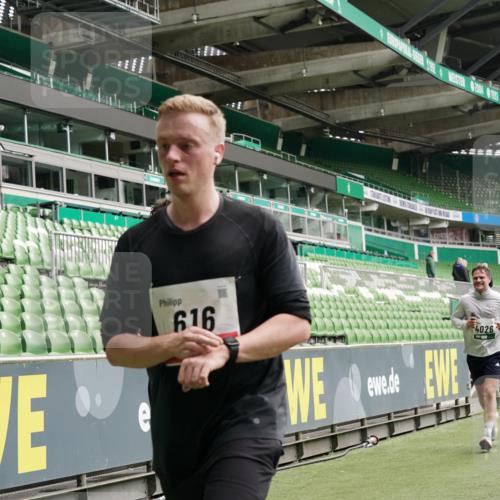 05.10.2025 - 20. swb-Marathon Bremen Michael Burmester http://msf.ph/oto/9330702 05.10.2025 13:02:54 Laufen im Stadion 97, 227, 293, 375, 518, 616, 721, 729, 764, 828, 843, 921, 1121, 1405, 1568, 1670, 1704, 1733, 1836, 1944, 2272, 2357, 2393, 2407, 2772, 2774, 2960, 2984, 3019, 3147, 3217, 3424, 3861, 3917, 4026, 4129, 4321, 4322, 4464, 4477, 4481, 4688, 4714, 4817, 4847, 4885, 4985, 5527, 5652, 5755, 5867, 5884, 6215, 6325, 6328, 6382, 6417, 6481, 6666, 7217, 7315, 7316, 7407, 7433, 7540, 7659, 8375, 8526, 8957, 772, 1030, 1256, 1348, 1452, 1744, 1856, 1899, 1924, 2143, 2272, 2306, 2910 meine-sportfotos.de