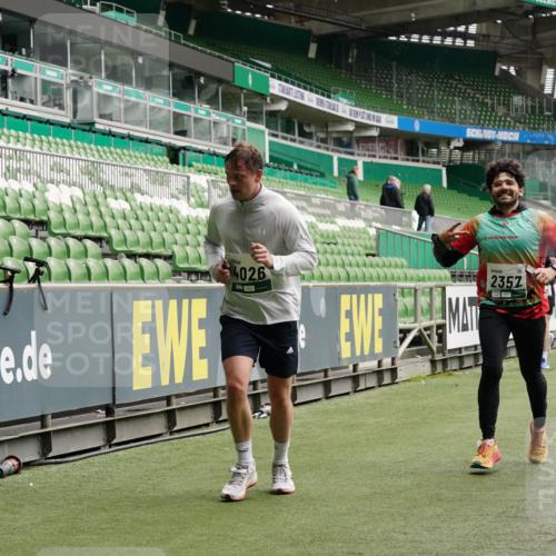 05.10.2025 - 20. swb-Marathon Bremen Michael Burmester http://msf.ph/oto/9330708 05.10.2025 13:02:56 Laufen im Stadion 97, 227, 293, 375, 518, 616, 721, 729, 764, 828, 921, 1121, 1405, 1568, 1670, 1704, 1733, 1836, 1944, 2357, 2393, 2407, 2772, 2774, 2960, 2984, 3019, 3147, 3217, 3424, 3917, 4026, 4129, 4321, 4322, 4464, 4477, 4481, 4688, 4714, 4769, 4817, 4847, 4885, 4985, 5527, 5652, 5755, 5867, 5884, 6215, 6325, 6382, 6417, 6481, 6666, 7217, 7315, 7316, 7407, 7433, 7540, 7653, 7659, 8375, 8526, 8957, 772, 843, 1030, 1256, 1348, 1452, 1744, 1856, 1899, 1924, 2143, 2272, 2306, 2910 meine-sportfotos.de