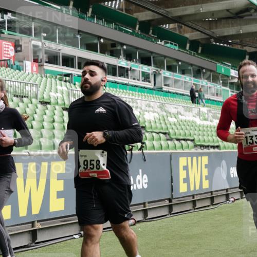 05.10.2025 - 20. swb-Marathon Bremen Michael Burmester http://msf.ph/oto/9330773 05.10.2025 13:03:44 Laufen im Stadion 227, 360, 375, 396, 414, 527, 592, 725, 898, 958, 1019, 1067, 1178, 1275, 1331, 1336, 1413, 1425, 1469, 1507, 1514, 1568, 1695, 1705, 1975, 2016, 2339, 2375, 2407, 2567, 2597, 2696, 2791, 2960, 3019, 3037, 3072, 3147, 3313, 3485, 4053, 4087, 4335, 4453, 4462, 4528, 4651, 4767, 4769, 4793, 5043, 5137, 5162, 5236, 5410, 5431, 5489, 5523, 5527, 5763, 5867, 5966, 6011, 6138, 6145, 6215, 6414, 6417, 6447, 6481, 6529, 6584, 6635, 7315, 7316, 7540, 7607, 7653, 293, 721 meine-sportfotos.de