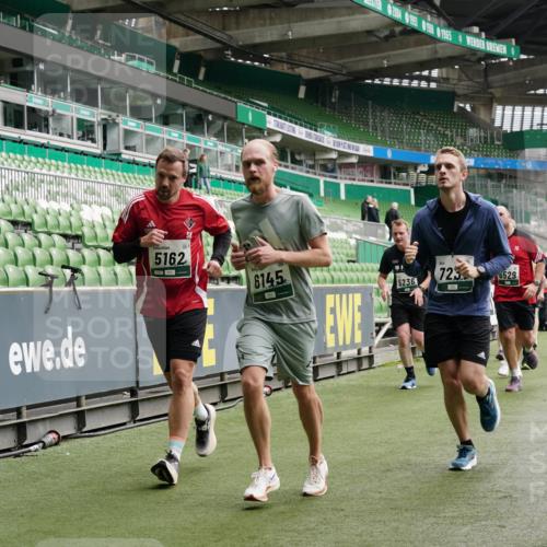 05.10.2025 - 20. swb-Marathon Bremen Michael Burmester http://msf.ph/oto/9330789 05.10.2025 13:03:46 Laufen im Stadion 227, 360, 375, 396, 414, 527, 592, 725, 898, 958, 1019, 1067, 1178, 1275, 1331, 1336, 1413, 1425, 1469, 1507, 1514, 1568, 1695, 1705, 1975, 2016, 2339, 2375, 2407, 2567, 2597, 2696, 2791, 2960, 3019, 3037, 3072, 3313, 3485, 4005, 4053, 4087, 4335, 4453, 4462, 4528, 4651, 4767, 4769, 4793, 5043, 5137, 5162, 5236, 5343, 5410, 5431, 5489, 5523, 5527, 5763, 5867, 5966, 6011, 6138, 6145, 6414, 6417, 6447, 6529, 6584, 6635, 7315, 7316, 7540, 7607, 7653, 293, 721 meine-sportfotos.de