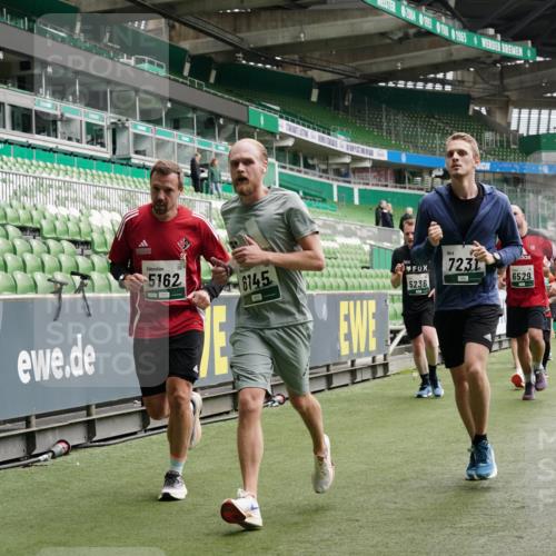 05.10.2025 - 20. swb-Marathon Bremen Michael Burmester http://msf.ph/oto/9330793 05.10.2025 13:03:46 Laufen im Stadion 227, 360, 375, 396, 414, 527, 592, 725, 898, 958, 1019, 1067, 1178, 1275, 1331, 1336, 1413, 1425, 1469, 1507, 1514, 1568, 1695, 1705, 1975, 2016, 2339, 2375, 2407, 2567, 2597, 2696, 2791, 2960, 3019, 3037, 3072, 3313, 3485, 4005, 4053, 4087, 4335, 4453, 4462, 4528, 4651, 4767, 4769, 4793, 5043, 5137, 5162, 5236, 5343, 5410, 5431, 5489, 5523, 5527, 5763, 5867, 5966, 6011, 6138, 6145, 6414, 6417, 6447, 6529, 6584, 6635, 7315, 7316, 7540, 7607, 7653, 293, 721 meine-sportfotos.de