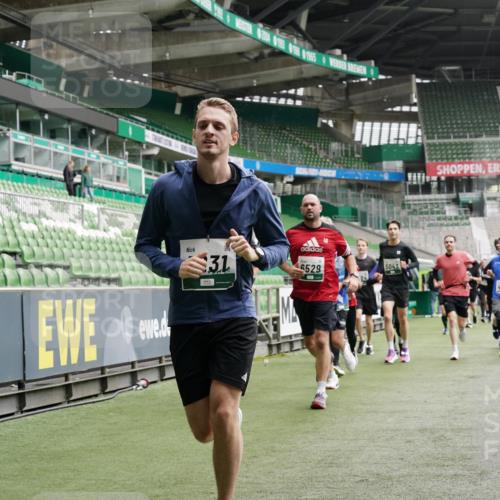 05.10.2025 - 20. swb-Marathon Bremen Michael Burmester http://msf.ph/oto/9330809 05.10.2025 13:03:47 Laufen im Stadion 227, 360, 375, 396, 414, 527, 592, 725, 898, 958, 1019, 1067, 1084, 1178, 1275, 1331, 1336, 1413, 1425, 1468, 1469, 1507, 1514, 1695, 1705, 1975, 2016, 2339, 2375, 2407, 2567, 2597, 2696, 2791, 2960, 3019, 3037, 3072, 3313, 3485, 4005, 4053, 4087, 4335, 4453, 4462, 4528, 4651, 4767, 4769, 4793, 5043, 5137, 5162, 5236, 5343, 5410, 5431, 5489, 5523, 5527, 5763, 5867, 5966, 6011, 6138, 6145, 6414, 6417, 6447, 6529, 6584, 6635, 7315, 7316, 7540, 7607, 7653, 293, 721 meine-sportfotos.de