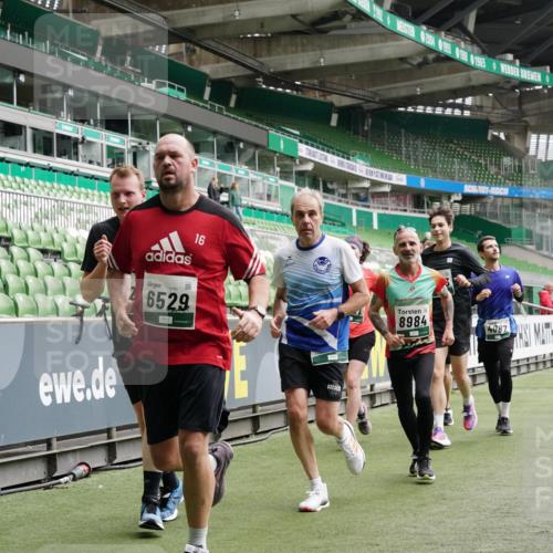 05.10.2025 - 20. swb-Marathon Bremen Michael Burmester http://msf.ph/oto/9330826 05.10.2025 13:03:49 Laufen im Stadion 227, 360, 375, 396, 414, 527, 592, 725, 898, 958, 1019, 1067, 1084, 1178, 1275, 1331, 1336, 1413, 1425, 1468, 1469, 1507, 1514, 1695, 1705, 1975, 2016, 2339, 2375, 2407, 2567, 2597, 2696, 2791, 2960, 3037, 3072, 3313, 3485, 4005, 4053, 4087, 4335, 4453, 4462, 4524, 4528, 4637, 4638, 4651, 4767, 4769, 4793, 5043, 5137, 5162, 5212, 5236, 5343, 5410, 5431, 5489, 5523, 5527, 5763, 5867, 5966, 6011, 6138, 6145, 6287, 6414, 6417, 6447, 6529, 6584, 6635, 7315, 7316, 7540, 7607, 7653 meine-sportfotos.de