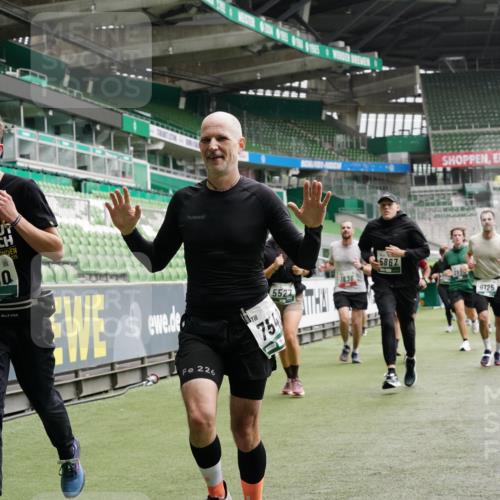 05.10.2025 - 20. swb-Marathon Bremen Michael Burmester http://msf.ph/oto/9330854 05.10.2025 13:03:09 Laufen im Stadion 97, 227, 293, 375, 396, 518, 527, 616, 721, 725, 729, 764, 828, 1121, 1178, 1405, 1425, 1469, 1507, 1568, 1670, 1704, 1705, 1733, 1836, 1944, 2357, 2393, 2407, 2597, 2696, 2772, 2791, 2960, 2984, 3019, 3147, 3313, 3424, 3917, 4026, 4321, 4322, 4714, 4767, 4769, 4817, 4885, 5431, 5527, 5755, 5763, 5867, 5884, 6138, 6215, 6325, 6417, 6481, 6666, 7217, 7315, 7316, 7407, 7433, 7540, 7607, 7653, 7659, 8375, 8526, 8957, 729, 843, 921, 1744, 1924, 2272, 2774, 3217, 4129, 4847 meine-sportfotos.de