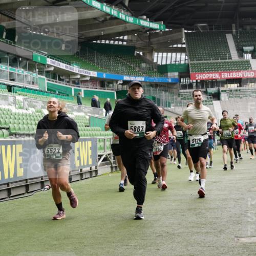 05.10.2025 - 20. swb-Marathon Bremen Michael Burmester http://msf.ph/oto/9330858 05.10.2025 13:03:10 Laufen im Stadion 97, 227, 293, 375, 396, 518, 527, 616, 721, 725, 764, 828, 1121, 1178, 1405, 1425, 1469, 1507, 1568, 1670, 1704, 1705, 1733, 1836, 1944, 2357, 2393, 2407, 2597, 2696, 2772, 2791, 2960, 2984, 3019, 3147, 3313, 3424, 3917, 4026, 4321, 4322, 4714, 4767, 4769, 4885, 5410, 5431, 5527, 5755, 5763, 5867, 5884, 6138, 6215, 6325, 6417, 6481, 6666, 7217, 7315, 7316, 7407, 7433, 7540, 7607, 7653, 7659, 8375, 8526, 8957, 97, 729, 843, 921, 2272, 2774, 3217, 4129, 4847 meine-sportfotos.de