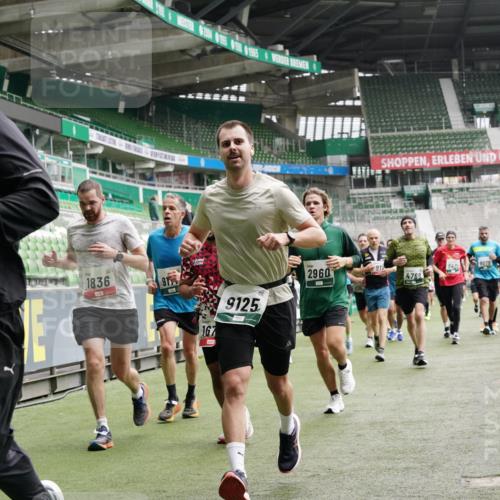 05.10.2025 - 20. swb-Marathon Bremen Michael Burmester http://msf.ph/oto/9330884 05.10.2025 13:03:12 Laufen im Stadion 227, 293, 375, 396, 527, 616, 721, 725, 764, 828, 1121, 1178, 1275, 1405, 1425, 1469, 1507, 1568, 1670, 1705, 1733, 1836, 1944, 2357, 2393, 2407, 2597, 2696, 2772, 2791, 2960, 2984, 3019, 3147, 3313, 3424, 3917, 4026, 4321, 4322, 4714, 4767, 4769, 4885, 5410, 5431, 5527, 5755, 5763, 5867, 5884, 6138, 6215, 6417, 6481, 6666, 7217, 7315, 7316, 7407, 7433, 7540, 7607, 7653, 7659, 8375, 8526, 8957, 97, 518, 729, 843, 921, 1704, 2272, 2774, 3217, 4129, 4847 meine-sportfotos.de