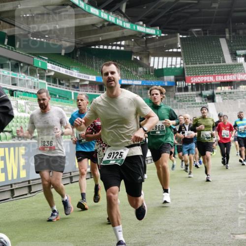 05.10.2025 - 20. swb-Marathon Bremen Michael Burmester http://msf.ph/oto/9330888 05.10.2025 13:03:12 Laufen im Stadion 227, 293, 375, 396, 527, 616, 721, 725, 764, 828, 1121, 1178, 1275, 1405, 1425, 1469, 1507, 1568, 1670, 1705, 1733, 1836, 1944, 2357, 2393, 2407, 2597, 2696, 2772, 2791, 2960, 2984, 3019, 3147, 3313, 3424, 3917, 4026, 4321, 4322, 4714, 4767, 4769, 4885, 5410, 5431, 5527, 5755, 5763, 5867, 5884, 6138, 6215, 6417, 6481, 6666, 7217, 7315, 7316, 7407, 7433, 7540, 7607, 7653, 7659, 8375, 8526, 8957, 97, 518, 729, 843, 921, 1704, 2272, 2774, 3217, 4129, 4847 meine-sportfotos.de