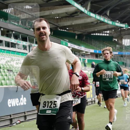 05.10.2025 - 20. swb-Marathon Bremen Michael Burmester http://msf.ph/oto/9330892 05.10.2025 13:03:13 Laufen im Stadion 227, 293, 375, 396, 527, 616, 721, 725, 764, 828, 1121, 1178, 1275, 1405, 1425, 1469, 1507, 1568, 1670, 1705, 1733, 1836, 1944, 2357, 2375, 2393, 2407, 2597, 2696, 2772, 2791, 2960, 2984, 3019, 3147, 3313, 3424, 3917, 4026, 4321, 4322, 4714, 4767, 4769, 4885, 5410, 5431, 5527, 5755, 5763, 5867, 5884, 6138, 6215, 6417, 6481, 6666, 7315, 7316, 7407, 7433, 7540, 7607, 7653, 7659, 8375, 8526, 8957, 97, 518, 729, 843, 921, 1704, 2272, 2772, 2774, 3217, 4129, 4847 meine-sportfotos.de