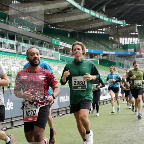 05.10.2025 - 20. swb-Marathon Bremen Michael Burmester http://msf.ph/oto/9330896 05.10.2025 13:03:13 Laufen im Stadion 227, 293, 375, 396, 527, 616, 721, 725, 764, 828, 1121, 1178, 1275, 1405, 1425, 1469, 1507, 1568, 1670, 1705, 1733, 1836, 1944, 2357, 2375, 2393, 2407, 2597, 2696, 2772, 2791, 2960, 2984, 3019, 3147, 3313, 3424, 3917, 4026, 4321, 4322, 4714, 4767, 4769, 4885, 5410, 5431, 5527, 5755, 5763, 5867, 5884, 6138, 6215, 6417, 6481, 6666, 7315, 7316, 7407, 7433, 7540, 7607, 7653, 7659, 8375, 8526, 8957, 97, 518, 729, 843, 921, 1704, 2272, 2772, 2774, 3217, 4129, 4847 meine-sportfotos.de