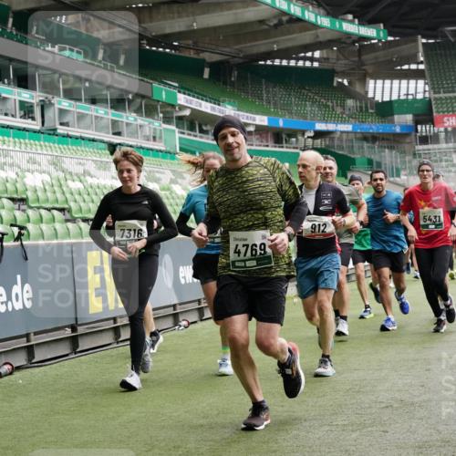 05.10.2025 - 20. swb-Marathon Bremen Michael Burmester http://msf.ph/oto/9330928 05.10.2025 13:03:15 Laufen im Stadion 227, 293, 375, 396, 527, 616, 721, 725, 764, 828, 1067, 1121, 1178, 1275, 1331, 1405, 1425, 1469, 1507, 1568, 1670, 1705, 1733, 1836, 1944, 2339, 2357, 2375, 2393, 2407, 2597, 2696, 2791, 2960, 2984, 3019, 3147, 3313, 3424, 4026, 4321, 4714, 4767, 4769, 4885, 5410, 5431, 5523, 5527, 5755, 5763, 5867, 5884, 6138, 6215, 6417, 6481, 6666, 7315, 7316, 7407, 7540, 7607, 7653, 8375, 8526, 8957, 97, 518, 729, 843, 921, 1704, 2772, 2774, 3217, 3917, 4129, 4847 meine-sportfotos.de