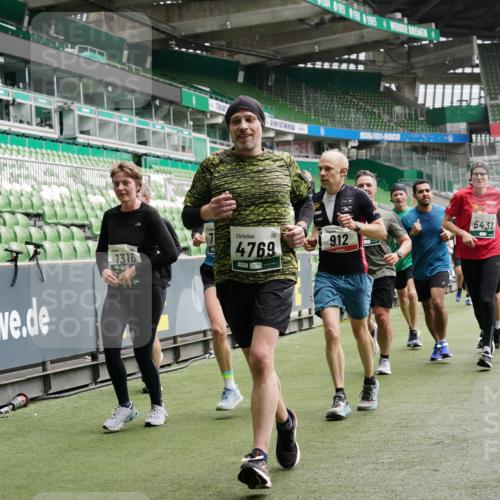 05.10.2025 - 20. swb-Marathon Bremen Michael Burmester http://msf.ph/oto/9330936 05.10.2025 13:03:16 Laufen im Stadion 227, 293, 375, 396, 527, 616, 721, 725, 764, 828, 1067, 1121, 1178, 1275, 1331, 1405, 1425, 1469, 1507, 1514, 1568, 1670, 1705, 1733, 1836, 1944, 2339, 2357, 2375, 2393, 2407, 2597, 2696, 2791, 2960, 2984, 3019, 3147, 3313, 3424, 4026, 4321, 4714, 4767, 4769, 4885, 5410, 5431, 5523, 5527, 5755, 5763, 5867, 5884, 6138, 6215, 6417, 6481, 6666, 7315, 7316, 7407, 7540, 7607, 7653, 8375, 8526, 8957, 97, 518, 729, 921, 1121, 1704, 2772, 2774, 3217, 3917, 4129, 4847 meine-sportfotos.de