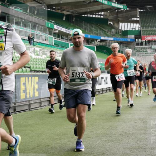 05.10.2025 - 20. swb-Marathon Bremen Michael Burmester http://msf.ph/oto/9330939 05.10.2025 13:03:58 Laufen im Stadion 360, 396, 414, 527, 592, 725, 898, 958, 1019, 1067, 1084, 1178, 1275, 1331, 1336, 1413, 1425, 1468, 1469, 1507, 1514, 1695, 1705, 1852, 1914, 1975, 1997, 2016, 2339, 2375, 2567, 2696, 2791, 3037, 3072, 3313, 3485, 4005, 4053, 4087, 4335, 4453, 4462, 4524, 4528, 4637, 4638, 4651, 4767, 4793, 4840, 5043, 5137, 5162, 5212, 5236, 5343, 5410, 5489, 5523, 5763, 5832, 5966, 5969, 6011, 6138, 6145, 6287, 6414, 6447, 6529, 6584, 6635, 7607, 227, 375, 2597 meine-sportfotos.de