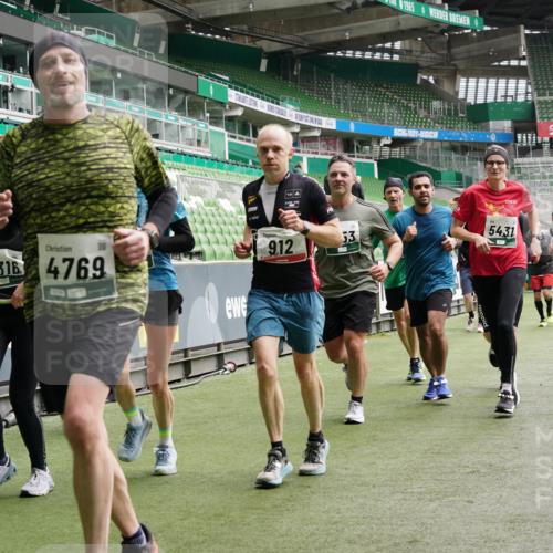 05.10.2025 - 20. swb-Marathon Bremen Michael Burmester http://msf.ph/oto/9330940 05.10.2025 13:03:16 Laufen im Stadion 227, 293, 375, 396, 527, 616, 721, 725, 764, 828, 1067, 1121, 1178, 1275, 1331, 1405, 1425, 1469, 1507, 1514, 1568, 1670, 1705, 1733, 1836, 1944, 2339, 2357, 2375, 2393, 2407, 2597, 2696, 2791, 2960, 2984, 3019, 3147, 3313, 3424, 4026, 4321, 4714, 4767, 4769, 4885, 5410, 5431, 5523, 5527, 5755, 5763, 5867, 5884, 6138, 6215, 6417, 6481, 6666, 7315, 7316, 7407, 7540, 7607, 7653, 8375, 8526, 8957, 97, 518, 729, 921, 1121, 1704, 2772, 2774, 3217, 3917, 4129, 4847 meine-sportfotos.de