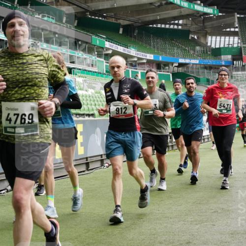 05.10.2025 - 20. swb-Marathon Bremen Michael Burmester http://msf.ph/oto/9330944 05.10.2025 13:03:16 Laufen im Stadion 227, 293, 375, 396, 527, 616, 721, 725, 764, 828, 1067, 1121, 1178, 1275, 1331, 1405, 1425, 1469, 1507, 1514, 1568, 1670, 1705, 1733, 1836, 1944, 2339, 2357, 2375, 2393, 2407, 2597, 2696, 2791, 2960, 2984, 3019, 3147, 3313, 3424, 4026, 4321, 4714, 4767, 4769, 4885, 5410, 5431, 5523, 5527, 5755, 5763, 5867, 5884, 6138, 6215, 6417, 6481, 6666, 7315, 7316, 7407, 7540, 7607, 7653, 8375, 8526, 8957, 97, 518, 729, 921, 1121, 1704, 2772, 2774, 3217, 3917, 4129, 4847 meine-sportfotos.de