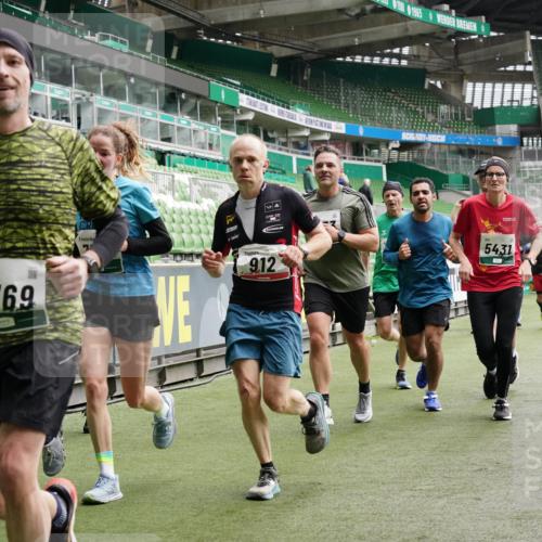 05.10.2025 - 20. swb-Marathon Bremen Michael Burmester http://msf.ph/oto/9330948 05.10.2025 13:03:16 Laufen im Stadion 227, 293, 375, 396, 527, 616, 721, 725, 764, 828, 1067, 1121, 1178, 1275, 1331, 1405, 1425, 1469, 1507, 1514, 1568, 1670, 1705, 1733, 1836, 1944, 2339, 2357, 2375, 2393, 2407, 2597, 2696, 2791, 2960, 2984, 3019, 3147, 3313, 3424, 4026, 4321, 4714, 4767, 4769, 4885, 5410, 5431, 5523, 5527, 5755, 5763, 5867, 5884, 6138, 6215, 6417, 6481, 6666, 7315, 7316, 7407, 7540, 7607, 7653, 8375, 8526, 8957, 97, 518, 729, 921, 1121, 1704, 2772, 2774, 3217, 3917, 4129, 4847 meine-sportfotos.de