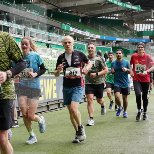 05.10.2025 - 20. swb-Marathon Bremen Michael Burmester http://msf.ph/oto/9330952 05.10.2025 13:03:17 Laufen im Stadion 227, 293, 375, 396, 527, 616, 721, 725, 764, 828, 958, 1067, 1178, 1275, 1331, 1405, 1425, 1469, 1507, 1514, 1568, 1670, 1705, 1733, 1836, 1944, 2339, 2357, 2375, 2393, 2407, 2597, 2696, 2791, 2960, 2984, 3019, 3147, 3313, 3424, 4026, 4321, 4714, 4767, 4769, 4885, 5410, 5431, 5523, 5527, 5755, 5763, 5867, 5884, 6138, 6215, 6417, 6481, 6666, 7315, 7316, 7407, 7540, 7607, 7653, 8375, 8526, 8957, 97, 518, 729, 921, 1121, 1704, 1733, 2772, 2774, 3217, 3917, 4129, 4847 meine-sportfotos.de