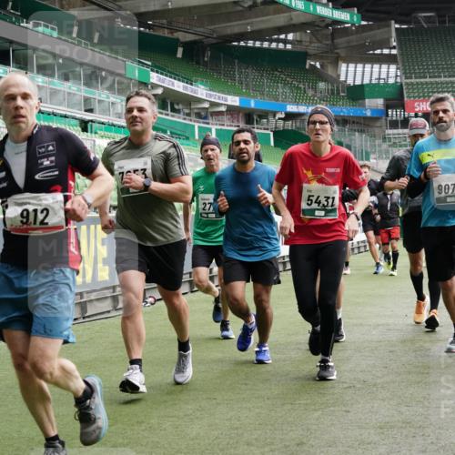 05.10.2025 - 20. swb-Marathon Bremen Michael Burmester http://msf.ph/oto/9330956 05.10.2025 13:03:17 Laufen im Stadion 227, 293, 375, 396, 527, 616, 721, 725, 764, 828, 958, 1067, 1178, 1275, 1331, 1405, 1425, 1469, 1507, 1514, 1568, 1670, 1705, 1733, 1836, 1944, 2339, 2357, 2375, 2393, 2407, 2597, 2696, 2791, 2960, 2984, 3019, 3147, 3313, 3424, 4026, 4321, 4714, 4767, 4769, 4885, 5410, 5431, 5523, 5527, 5755, 5763, 5867, 5884, 6138, 6215, 6417, 6481, 6666, 7315, 7316, 7407, 7540, 7607, 7653, 8375, 8526, 8957, 97, 518, 729, 921, 1121, 1704, 1733, 2772, 2774, 3217, 3917, 4129, 4847 meine-sportfotos.de
