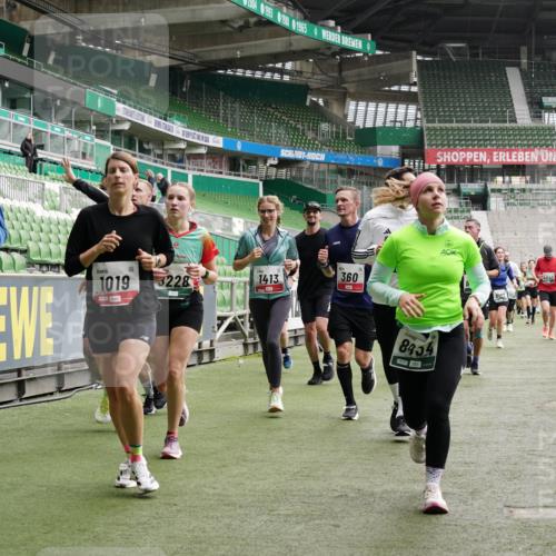 05.10.2025 - 20. swb-Marathon Bremen Michael Burmester http://msf.ph/oto/9330999 05.10.2025 13:04:03 Laufen im Stadion 100, 360, 414, 470, 592, 725, 898, 958, 1019, 1067, 1080, 1084, 1275, 1331, 1336, 1413, 1468, 1478, 1507, 1514, 1695, 1852, 1914, 1975, 1997, 2016, 2333, 2339, 2375, 2567, 2617, 3037, 3072, 3313, 3485, 4005, 4053, 4087, 4335, 4453, 4462, 4524, 4528, 4637, 4638, 4651, 4767, 4793, 4803, 4840, 4928, 5043, 5137, 5162, 5212, 5236, 5343, 5410, 5489, 5523, 5832, 5966, 5969, 6011, 6138, 6145, 6287, 6414, 6447, 6529, 6584, 6635, 7607, 227, 375, 396, 2597 meine-sportfotos.de
