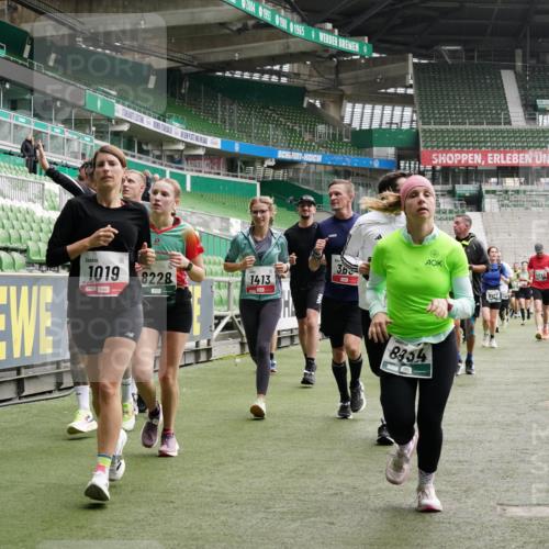 05.10.2025 - 20. swb-Marathon Bremen Michael Burmester http://msf.ph/oto/9331003 05.10.2025 13:04:03 Laufen im Stadion 100, 360, 414, 470, 592, 725, 898, 958, 1019, 1067, 1080, 1084, 1275, 1331, 1336, 1413, 1468, 1478, 1507, 1514, 1695, 1852, 1914, 1975, 1997, 2016, 2333, 2339, 2375, 2567, 2617, 3037, 3072, 3313, 3485, 4005, 4053, 4087, 4335, 4453, 4462, 4524, 4528, 4637, 4638, 4651, 4767, 4793, 4803, 4840, 4928, 5043, 5137, 5162, 5212, 5236, 5343, 5410, 5489, 5523, 5832, 5966, 5969, 6011, 6138, 6145, 6287, 6414, 6447, 6529, 6584, 6635, 7607, 227, 375, 396, 2597 meine-sportfotos.de