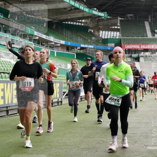 05.10.2025 - 20. swb-Marathon Bremen Michael Burmester http://msf.ph/oto/9331007 05.10.2025 13:04:03 Laufen im Stadion 100, 360, 414, 470, 592, 725, 898, 958, 1019, 1067, 1080, 1084, 1275, 1331, 1336, 1413, 1468, 1478, 1507, 1514, 1695, 1852, 1914, 1975, 1997, 2016, 2333, 2339, 2375, 2567, 2617, 3037, 3072, 3313, 3485, 4005, 4053, 4087, 4335, 4453, 4462, 4524, 4528, 4637, 4638, 4651, 4767, 4793, 4803, 4840, 4928, 5043, 5137, 5162, 5212, 5236, 5343, 5410, 5489, 5523, 5832, 5966, 5969, 6011, 6138, 6145, 6287, 6414, 6447, 6529, 6584, 6635, 7607, 227, 375, 396, 2597 meine-sportfotos.de