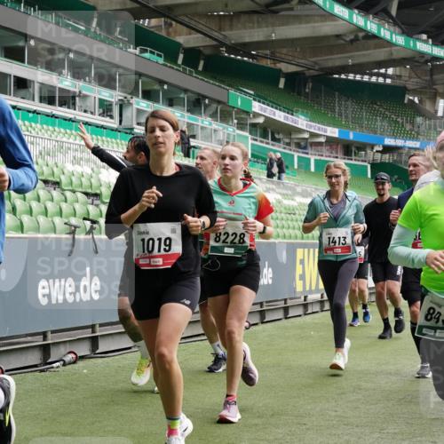 05.10.2025 - 20. swb-Marathon Bremen Michael Burmester http://msf.ph/oto/9331011 05.10.2025 13:04:04 Laufen im Stadion 100, 360, 414, 470, 592, 725, 898, 958, 1019, 1067, 1080, 1084, 1275, 1331, 1336, 1413, 1468, 1478, 1507, 1514, 1695, 1852, 1914, 1975, 1997, 2016, 2333, 2339, 2375, 2567, 2617, 3037, 3072, 3313, 3346, 3485, 4005, 4053, 4087, 4243, 4335, 4453, 4462, 4524, 4528, 4637, 4638, 4651, 4757, 4767, 4793, 4803, 4840, 4928, 5043, 5137, 5162, 5212, 5236, 5343, 5410, 5489, 5523, 5832, 5966, 5969, 6011, 6138, 6145, 6287, 6414, 6447, 6529, 6584, 6635, 227, 375, 396, 2597 meine-sportfotos.de