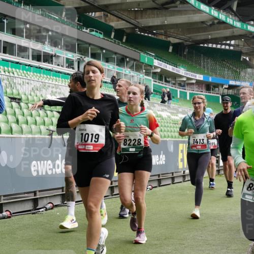 05.10.2025 - 20. swb-Marathon Bremen Michael Burmester http://msf.ph/oto/9331015 05.10.2025 13:04:04 Laufen im Stadion 100, 360, 414, 470, 592, 725, 898, 958, 1019, 1067, 1080, 1084, 1275, 1331, 1336, 1413, 1468, 1478, 1507, 1514, 1695, 1852, 1914, 1975, 1997, 2016, 2333, 2339, 2375, 2567, 2617, 3037, 3072, 3313, 3346, 3485, 4005, 4053, 4087, 4243, 4335, 4453, 4462, 4524, 4528, 4637, 4638, 4651, 4757, 4767, 4793, 4803, 4840, 4928, 5043, 5137, 5162, 5212, 5236, 5343, 5410, 5489, 5523, 5832, 5966, 5969, 6011, 6138, 6145, 6287, 6414, 6447, 6529, 6584, 6635, 227, 375, 396, 2597 meine-sportfotos.de
