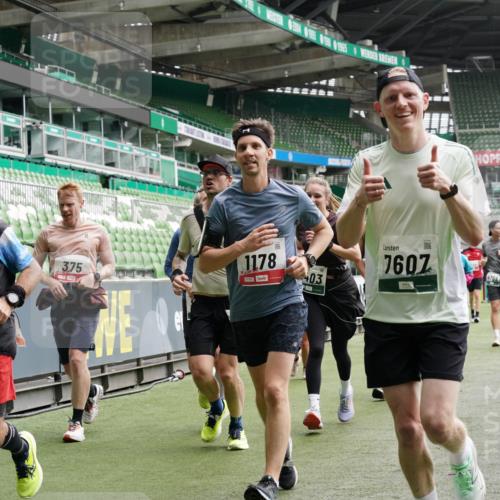 05.10.2025 - 20. swb-Marathon Bremen Michael Burmester http://msf.ph/oto/9331016 05.10.2025 13:03:23 Laufen im Stadion 227, 293, 375, 396, 527, 616, 721, 725, 764, 828, 958, 1067, 1178, 1275, 1331, 1336, 1405, 1425, 1469, 1507, 1514, 1568, 1670, 1705, 1836, 1944, 2016, 2339, 2357, 2375, 2407, 2567, 2597, 2696, 2791, 2960, 2984, 3019, 3147, 3313, 4026, 4321, 4714, 4767, 4769, 5410, 5431, 5523, 5527, 5755, 5763, 5867, 5884, 5966, 6138, 6215, 6414, 6417, 6447, 6481, 6666, 7315, 7316, 7407, 7540, 7607, 7653, 8375, 8526, 8957, 97, 518, 729, 1121, 1704, 1733, 2393, 2772, 3424, 3917, 4129 meine-sportfotos.de