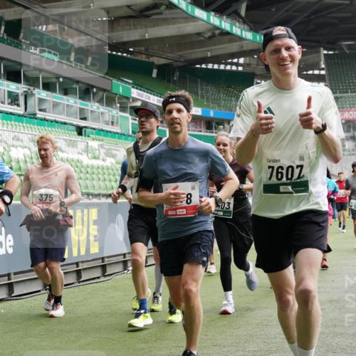 05.10.2025 - 20. swb-Marathon Bremen Michael Burmester http://msf.ph/oto/9331019 05.10.2025 13:03:23 Laufen im Stadion 227, 293, 375, 396, 527, 616, 721, 725, 764, 828, 958, 1067, 1178, 1275, 1331, 1336, 1405, 1425, 1469, 1507, 1514, 1568, 1670, 1705, 1836, 1944, 2016, 2339, 2357, 2375, 2407, 2567, 2597, 2696, 2791, 2960, 2984, 3019, 3147, 3313, 4026, 4321, 4714, 4767, 4769, 5410, 5431, 5523, 5527, 5755, 5763, 5867, 5884, 5966, 6138, 6215, 6414, 6417, 6447, 6481, 6666, 7315, 7316, 7407, 7540, 7607, 7653, 8375, 8526, 8957, 97, 518, 729, 1121, 1704, 1733, 2393, 2772, 3424, 3917, 4129 meine-sportfotos.de