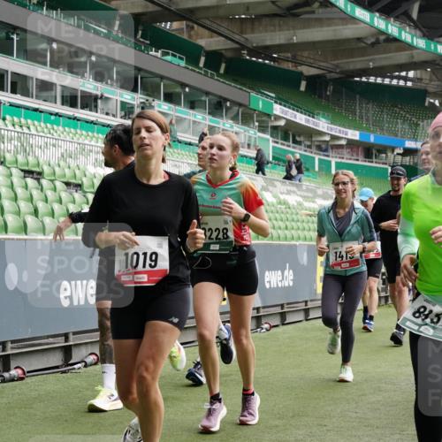 05.10.2025 - 20. swb-Marathon Bremen Michael Burmester http://msf.ph/oto/9331020 05.10.2025 13:04:04 Laufen im Stadion 100, 360, 414, 470, 592, 725, 898, 958, 1019, 1067, 1080, 1084, 1275, 1331, 1336, 1413, 1468, 1478, 1507, 1514, 1695, 1852, 1914, 1975, 1997, 2016, 2333, 2339, 2375, 2567, 2617, 3037, 3072, 3313, 3346, 3485, 4005, 4053, 4087, 4243, 4335, 4453, 4462, 4524, 4528, 4637, 4638, 4651, 4757, 4767, 4793, 4803, 4840, 4928, 5043, 5137, 5162, 5212, 5236, 5343, 5410, 5489, 5523, 5832, 5966, 5969, 6011, 6138, 6145, 6287, 6414, 6447, 6529, 6584, 6635, 227, 375, 396, 2597 meine-sportfotos.de
