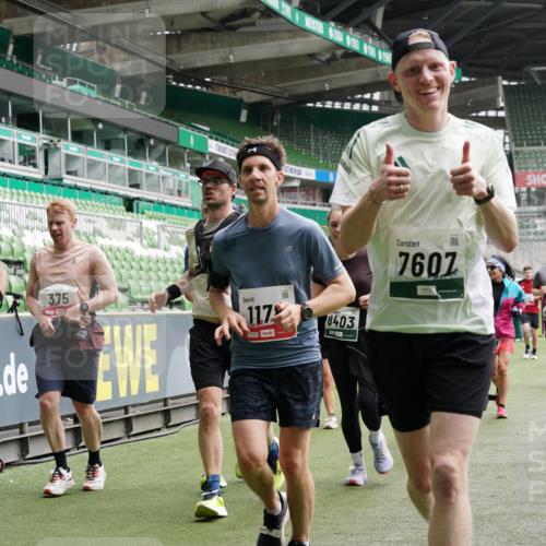 05.10.2025 - 20. swb-Marathon Bremen Michael Burmester http://msf.ph/oto/9331023 05.10.2025 13:03:23 Laufen im Stadion 227, 293, 375, 396, 527, 616, 721, 725, 764, 828, 958, 1067, 1178, 1275, 1331, 1336, 1405, 1425, 1469, 1507, 1514, 1568, 1670, 1705, 1836, 1944, 2016, 2339, 2357, 2375, 2407, 2567, 2597, 2696, 2791, 2960, 2984, 3019, 3147, 3313, 4026, 4321, 4714, 4767, 4769, 5410, 5431, 5523, 5527, 5755, 5763, 5867, 5884, 5966, 6138, 6215, 6414, 6417, 6447, 6481, 6666, 7315, 7316, 7407, 7540, 7607, 7653, 8375, 8526, 8957, 97, 518, 729, 1121, 1704, 1733, 2393, 2772, 3424, 3917, 4129 meine-sportfotos.de