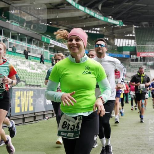 05.10.2025 - 20. swb-Marathon Bremen Michael Burmester http://msf.ph/oto/9331024 05.10.2025 13:04:04 Laufen im Stadion 100, 360, 414, 470, 592, 725, 898, 958, 1019, 1067, 1080, 1084, 1275, 1331, 1336, 1413, 1468, 1478, 1507, 1514, 1695, 1852, 1914, 1975, 1997, 2016, 2333, 2339, 2375, 2567, 2617, 3037, 3072, 3313, 3346, 3485, 4005, 4053, 4087, 4243, 4335, 4453, 4462, 4524, 4528, 4637, 4638, 4651, 4757, 4767, 4793, 4803, 4840, 4928, 5043, 5137, 5162, 5212, 5236, 5343, 5410, 5489, 5523, 5832, 5966, 5969, 6011, 6138, 6145, 6287, 6414, 6447, 6529, 6584, 6635, 227, 375, 396, 2597 meine-sportfotos.de