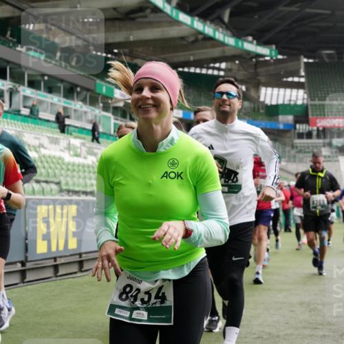 05.10.2025 - 20. swb-Marathon Bremen Michael Burmester http://msf.ph/oto/9331028 05.10.2025 13:04:04 Laufen im Stadion 100, 360, 414, 470, 592, 725, 898, 958, 1019, 1067, 1080, 1084, 1275, 1331, 1336, 1413, 1468, 1478, 1507, 1514, 1695, 1852, 1914, 1975, 1997, 2016, 2333, 2339, 2375, 2567, 2617, 3037, 3072, 3313, 3346, 3485, 4005, 4053, 4087, 4243, 4335, 4453, 4462, 4524, 4528, 4637, 4638, 4651, 4757, 4767, 4793, 4803, 4840, 4928, 5043, 5137, 5162, 5212, 5236, 5343, 5410, 5489, 5523, 5832, 5966, 5969, 6011, 6138, 6145, 6287, 6414, 6447, 6529, 6584, 6635, 227, 375, 396, 2597 meine-sportfotos.de