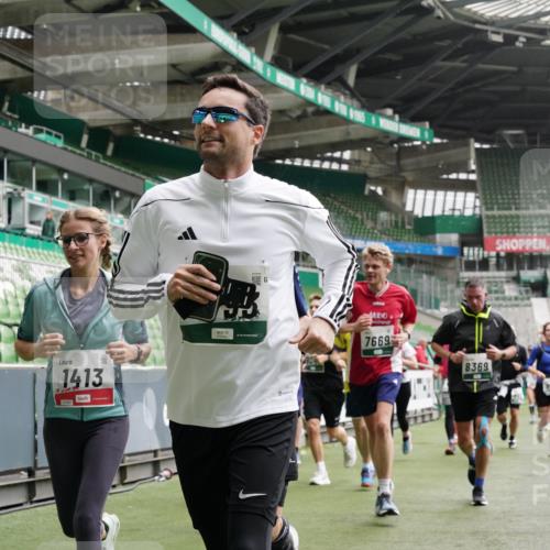 05.10.2025 - 20. swb-Marathon Bremen Michael Burmester http://msf.ph/oto/9331036 05.10.2025 13:04:05 Laufen im Stadion 100, 360, 414, 470, 592, 898, 958, 1019, 1067, 1080, 1084, 1275, 1331, 1336, 1413, 1468, 1478, 1507, 1514, 1695, 1852, 1914, 1975, 1997, 2016, 2333, 2339, 2375, 2567, 2617, 3037, 3072, 3313, 3346, 3485, 4005, 4053, 4087, 4243, 4335, 4453, 4462, 4524, 4528, 4637, 4638, 4651, 4757, 4767, 4793, 4803, 4840, 4928, 5043, 5137, 5162, 5212, 5236, 5343, 5410, 5446, 5489, 5523, 5832, 5966, 5969, 6011, 6138, 6145, 6287, 6414, 6447, 6529, 6584, 6635, 227, 375, 396, 2597 meine-sportfotos.de