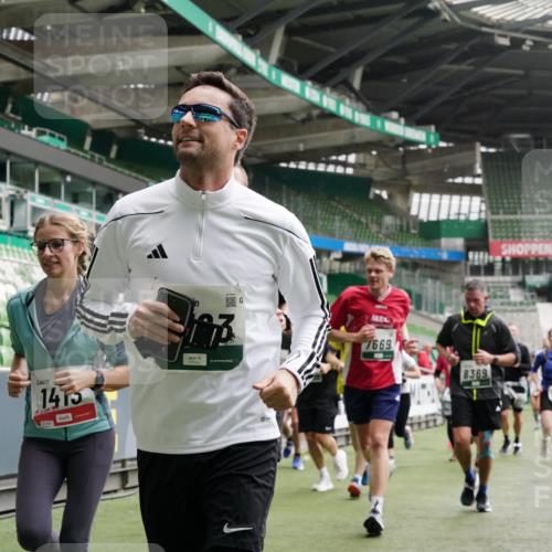 05.10.2025 - 20. swb-Marathon Bremen Michael Burmester http://msf.ph/oto/9331040 05.10.2025 13:04:05 Laufen im Stadion 100, 360, 414, 470, 592, 898, 958, 1019, 1067, 1080, 1084, 1275, 1331, 1336, 1413, 1468, 1478, 1507, 1514, 1695, 1852, 1914, 1975, 1997, 2016, 2333, 2339, 2375, 2567, 2617, 3037, 3072, 3313, 3346, 3485, 4005, 4053, 4087, 4243, 4335, 4453, 4462, 4524, 4528, 4637, 4638, 4651, 4757, 4767, 4793, 4803, 4840, 4928, 5043, 5137, 5162, 5212, 5236, 5343, 5410, 5446, 5489, 5523, 5832, 5966, 5969, 6011, 6138, 6145, 6287, 6414, 6447, 6529, 6584, 6635, 227, 375, 396, 2597 meine-sportfotos.de