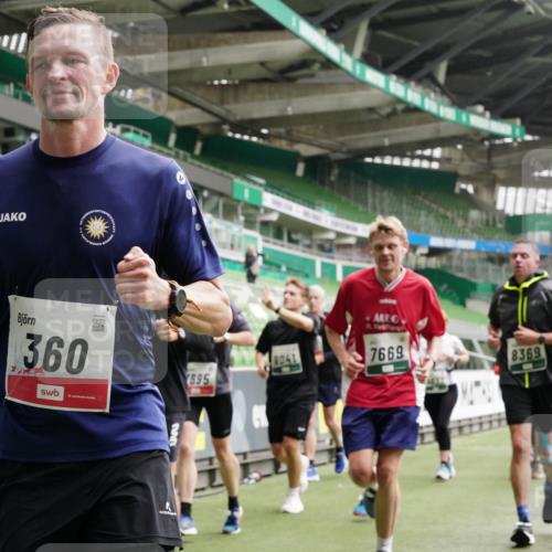 05.10.2025 - 20. swb-Marathon Bremen Michael Burmester http://msf.ph/oto/9331043 05.10.2025 13:04:06 Laufen im Stadion 100, 360, 414, 470, 592, 607, 898, 958, 1012, 1019, 1067, 1080, 1084, 1275, 1331, 1336, 1413, 1468, 1478, 1507, 1514, 1695, 1852, 1914, 1975, 1997, 2016, 2333, 2339, 2375, 2567, 2617, 3037, 3072, 3313, 3346, 3485, 4005, 4053, 4087, 4243, 4335, 4453, 4462, 4524, 4528, 4637, 4638, 4651, 4757, 4767, 4793, 4803, 4840, 4928, 5043, 5137, 5162, 5212, 5236, 5343, 5410, 5446, 5464, 5489, 5523, 5832, 5966, 5969, 6011, 6138, 6145, 6287, 6414, 6447, 6529, 6584, 6635, 227, 375, 396, 2597 meine-sportfotos.de