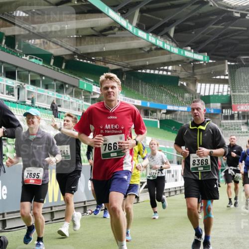 05.10.2025 - 20. swb-Marathon Bremen Michael Burmester http://msf.ph/oto/9331047 05.10.2025 13:04:07 Laufen im Stadion 100, 360, 414, 470, 592, 607, 898, 958, 1012, 1019, 1067, 1080, 1084, 1275, 1331, 1336, 1413, 1468, 1478, 1514, 1695, 1852, 1914, 1975, 1997, 2016, 2333, 2339, 2375, 2567, 2617, 3037, 3072, 3346, 3485, 4005, 4053, 4087, 4243, 4335, 4453, 4462, 4524, 4528, 4637, 4638, 4651, 4757, 4767, 4793, 4803, 4840, 4928, 5043, 5137, 5162, 5212, 5236, 5343, 5410, 5446, 5464, 5489, 5523, 5832, 5966, 5969, 6011, 6145, 6287, 6414, 6447, 6529, 6584, 6635, 227, 375, 396, 2597 meine-sportfotos.de