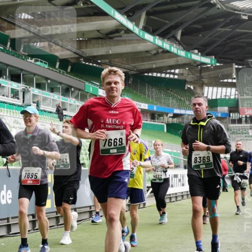 05.10.2025 - 20. swb-Marathon Bremen Michael Burmester http://msf.ph/oto/9331051 05.10.2025 13:04:07 Laufen im Stadion 100, 360, 414, 470, 592, 607, 898, 958, 1012, 1019, 1067, 1080, 1084, 1275, 1331, 1336, 1413, 1468, 1478, 1514, 1695, 1852, 1914, 1975, 1997, 2016, 2333, 2339, 2375, 2567, 2617, 3037, 3072, 3346, 3485, 4005, 4053, 4087, 4243, 4335, 4453, 4462, 4524, 4528, 4637, 4638, 4651, 4757, 4767, 4793, 4803, 4840, 4928, 5043, 5137, 5162, 5212, 5236, 5343, 5410, 5446, 5464, 5489, 5523, 5832, 5966, 5969, 6011, 6145, 6287, 6414, 6447, 6529, 6584, 6635, 227, 375, 396, 2597 meine-sportfotos.de