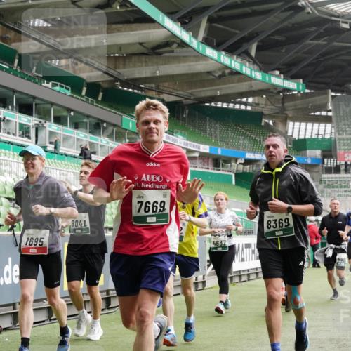 05.10.2025 - 20. swb-Marathon Bremen Michael Burmester http://msf.ph/oto/9331055 05.10.2025 13:04:07 Laufen im Stadion 100, 360, 414, 470, 592, 607, 898, 958, 1012, 1019, 1067, 1080, 1084, 1275, 1331, 1336, 1413, 1468, 1478, 1514, 1695, 1852, 1914, 1975, 1997, 2016, 2333, 2339, 2375, 2567, 2617, 3037, 3072, 3346, 3485, 4005, 4053, 4087, 4243, 4335, 4453, 4462, 4524, 4528, 4637, 4638, 4651, 4757, 4767, 4793, 4803, 4840, 4928, 5043, 5137, 5162, 5212, 5236, 5343, 5410, 5446, 5464, 5489, 5523, 5832, 5966, 5969, 6011, 6145, 6287, 6414, 6447, 6529, 6584, 6635, 227, 375, 396, 2597 meine-sportfotos.de