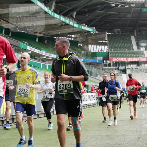 05.10.2025 - 20. swb-Marathon Bremen Michael Burmester http://msf.ph/oto/9331059 05.10.2025 13:04:08 Laufen im Stadion 100, 360, 414, 470, 592, 607, 898, 958, 1012, 1019, 1067, 1080, 1084, 1275, 1331, 1336, 1413, 1468, 1478, 1514, 1695, 1852, 1914, 1975, 1997, 2016, 2333, 2339, 2375, 2567, 2617, 3037, 3072, 3346, 3485, 4005, 4053, 4087, 4243, 4335, 4453, 4462, 4524, 4528, 4637, 4638, 4651, 4757, 4767, 4793, 4803, 4840, 4928, 5043, 5137, 5162, 5212, 5236, 5343, 5410, 5446, 5464, 5489, 5523, 5832, 5966, 5969, 6011, 6145, 6287, 6414, 6447, 6529, 6584, 6635, 227, 375, 396, 2597 meine-sportfotos.de