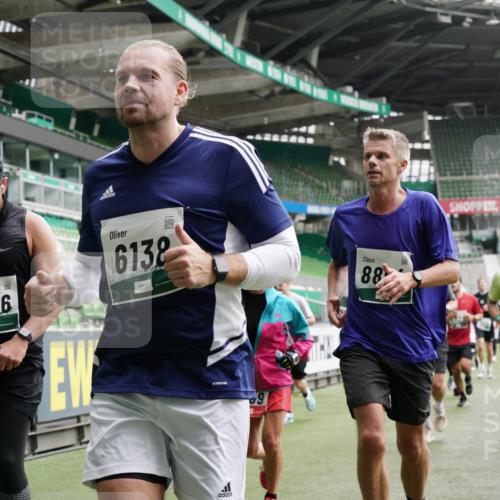 05.10.2025 - 20. swb-Marathon Bremen Michael Burmester http://msf.ph/oto/9331064 05.10.2025 13:03:26 Laufen im Stadion 227, 293, 375, 396, 527, 616, 721, 725, 764, 958, 1067, 1178, 1275, 1331, 1336, 1425, 1469, 1507, 1514, 1568, 1670, 1705, 1836, 1944, 2016, 2339, 2357, 2375, 2407, 2567, 2597, 2696, 2791, 2960, 2984, 3019, 3037, 3147, 3313, 4026, 4321, 4528, 4767, 4769, 5410, 5431, 5489, 5523, 5527, 5755, 5763, 5867, 5884, 5966, 6138, 6145, 6215, 6414, 6417, 6447, 6481, 6666, 7315, 7316, 7407, 7540, 7607, 7653, 8375, 8526, 8957, 97, 518, 729, 1121, 1704, 1733, 2393, 2772, 3424, 3917 meine-sportfotos.de