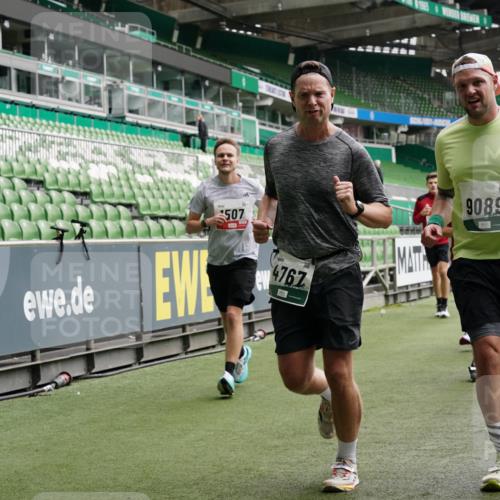 05.10.2025 - 20. swb-Marathon Bremen Michael Burmester http://msf.ph/oto/9331092 05.10.2025 13:03:29 Laufen im Stadion 227, 375, 396, 527, 616, 725, 764, 958, 1067, 1178, 1275, 1331, 1336, 1425, 1469, 1507, 1514, 1568, 1670, 1705, 1836, 1944, 2016, 2339, 2357, 2375, 2407, 2567, 2597, 2696, 2791, 2960, 2984, 3019, 3037, 3147, 3313, 4026, 4321, 4528, 4767, 4769, 5162, 5236, 5410, 5431, 5489, 5523, 5527, 5763, 5867, 5884, 5966, 6138, 6145, 6215, 6414, 6417, 6447, 6481, 6529, 6666, 7315, 7316, 7407, 7540, 7607, 7653, 8375, 8526, 97, 293, 518, 721, 729, 1121, 1704, 1733, 2393, 2772, 3424, 3917 meine-sportfotos.de