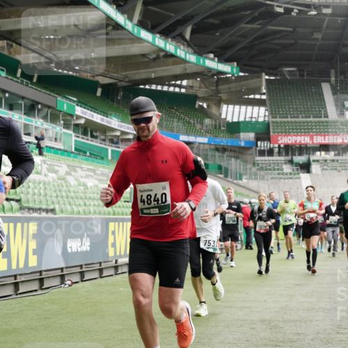 05.10.2025 - 20. swb-Marathon Bremen Michael Burmester http://msf.ph/oto/9331108 05.10.2025 13:04:12 Laufen im Stadion 100, 360, 414, 470, 592, 607, 898, 958, 1012, 1019, 1067, 1080, 1084, 1331, 1336, 1413, 1468, 1478, 1514, 1695, 1852, 1914, 1975, 1997, 2016, 2086, 2333, 2339, 2375, 2567, 2617, 2989, 3037, 3072, 3346, 3485, 4005, 4053, 4087, 4243, 4244, 4335, 4453, 4462, 4501, 4524, 4528, 4637, 4638, 4651, 4757, 4793, 4803, 4840, 4928, 5043, 5082, 5137, 5162, 5212, 5236, 5343, 5446, 5464, 5489, 5523, 5832, 5966, 5969, 6011, 6145, 6287, 6414, 6447, 6529, 6584, 6635, 227, 375, 396, 2597 meine-sportfotos.de