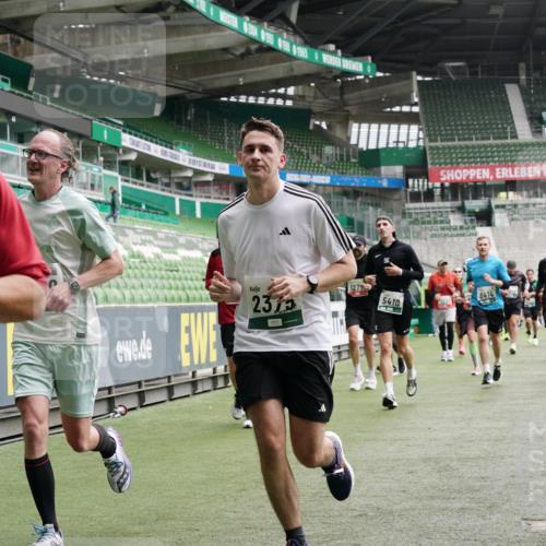 05.10.2025 - 20. swb-Marathon Bremen Michael Burmester http://msf.ph/oto/9331111 05.10.2025 13:03:31 Laufen im Stadion 227, 375, 396, 527, 616, 725, 764, 958, 1067, 1178, 1275, 1331, 1336, 1425, 1469, 1507, 1514, 1568, 1670, 1705, 1836, 2016, 2339, 2357, 2375, 2407, 2567, 2597, 2696, 2791, 2960, 2984, 3019, 3037, 3147, 3313, 4026, 4321, 4462, 4528, 4767, 4769, 5162, 5236, 5410, 5431, 5489, 5523, 5527, 5763, 5867, 5884, 5966, 6138, 6145, 6215, 6414, 6417, 6447, 6481, 6529, 6666, 7315, 7316, 7407, 7540, 7607, 7653, 8375, 293, 518, 721, 1121, 1704, 1733, 2393, 2772, 3424, 3917 meine-sportfotos.de