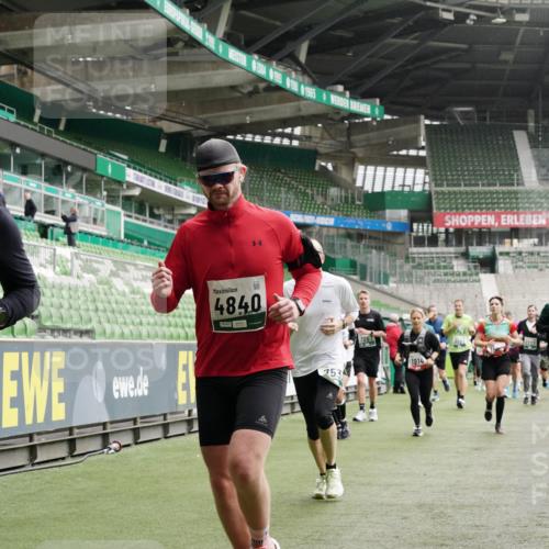 05.10.2025 - 20. swb-Marathon Bremen Michael Burmester http://msf.ph/oto/9331112 05.10.2025 13:04:12 Laufen im Stadion 100, 360, 414, 470, 592, 607, 898, 958, 1012, 1019, 1067, 1080, 1084, 1331, 1336, 1413, 1468, 1478, 1514, 1695, 1852, 1914, 1975, 1997, 2016, 2086, 2333, 2339, 2375, 2567, 2617, 2989, 3037, 3072, 3346, 3485, 4005, 4053, 4087, 4243, 4244, 4335, 4453, 4462, 4501, 4524, 4528, 4637, 4638, 4651, 4757, 4793, 4803, 4840, 4928, 5043, 5082, 5137, 5162, 5212, 5236, 5343, 5446, 5464, 5489, 5523, 5832, 5966, 5969, 6011, 6145, 6287, 6414, 6447, 6529, 6584, 6635, 227, 375, 396, 2597 meine-sportfotos.de
