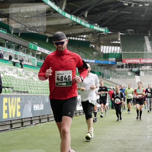 05.10.2025 - 20. swb-Marathon Bremen Michael Burmester http://msf.ph/oto/9331116 05.10.2025 13:04:12 Laufen im Stadion 100, 360, 414, 470, 592, 607, 898, 958, 1012, 1019, 1067, 1080, 1084, 1331, 1336, 1413, 1468, 1478, 1514, 1695, 1852, 1914, 1975, 1997, 2016, 2086, 2333, 2339, 2375, 2567, 2617, 2989, 3037, 3072, 3346, 3485, 4005, 4053, 4087, 4243, 4244, 4335, 4453, 4462, 4501, 4524, 4528, 4637, 4638, 4651, 4757, 4793, 4803, 4840, 4928, 5043, 5082, 5137, 5162, 5212, 5236, 5343, 5446, 5464, 5489, 5523, 5832, 5966, 5969, 6011, 6145, 6287, 6414, 6447, 6529, 6584, 6635, 227, 375, 396, 2597 meine-sportfotos.de