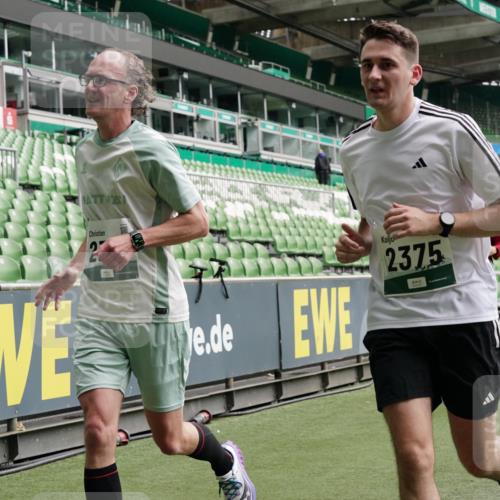 05.10.2025 - 20. swb-Marathon Bremen Michael Burmester http://msf.ph/oto/9331119 05.10.2025 13:03:32 Laufen im Stadion 227, 375, 396, 527, 725, 764, 958, 1067, 1178, 1275, 1331, 1336, 1425, 1469, 1507, 1514, 1568, 1670, 1705, 1836, 2016, 2339, 2357, 2375, 2407, 2567, 2597, 2696, 2791, 2960, 2984, 3019, 3037, 3147, 3313, 4026, 4321, 4453, 4462, 4528, 4767, 4769, 5162, 5236, 5410, 5431, 5489, 5523, 5527, 5763, 5867, 5966, 6138, 6145, 6215, 6414, 6417, 6447, 6481, 6529, 6666, 7315, 7316, 7407, 7540, 7607, 7653, 8375, 293, 721, 1121, 1733, 2393, 2772, 3424, 3917 meine-sportfotos.de