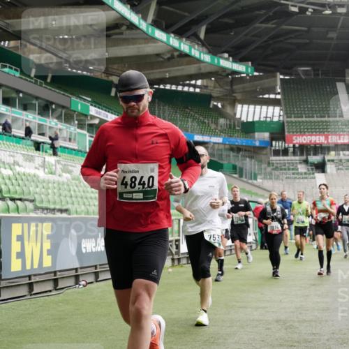05.10.2025 - 20. swb-Marathon Bremen Michael Burmester http://msf.ph/oto/9331120 05.10.2025 13:04:12 Laufen im Stadion 100, 360, 414, 470, 592, 607, 898, 958, 1012, 1019, 1067, 1080, 1084, 1331, 1336, 1413, 1468, 1478, 1514, 1695, 1852, 1914, 1975, 1997, 2016, 2086, 2333, 2339, 2375, 2567, 2617, 2989, 3037, 3072, 3346, 3485, 4005, 4053, 4087, 4243, 4244, 4335, 4453, 4462, 4501, 4524, 4528, 4637, 4638, 4651, 4757, 4793, 4803, 4840, 4928, 5043, 5082, 5137, 5162, 5212, 5236, 5343, 5446, 5464, 5489, 5523, 5832, 5966, 5969, 6011, 6145, 6287, 6414, 6447, 6529, 6584, 6635, 227, 375, 396, 2597 meine-sportfotos.de