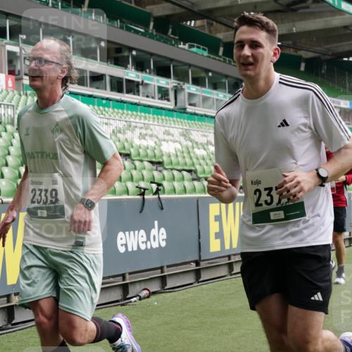 05.10.2025 - 20. swb-Marathon Bremen Michael Burmester http://msf.ph/oto/9331123 05.10.2025 13:03:32 Laufen im Stadion 227, 375, 396, 527, 725, 764, 958, 1067, 1178, 1275, 1331, 1336, 1425, 1469, 1507, 1514, 1568, 1670, 1705, 1836, 2016, 2339, 2357, 2375, 2407, 2567, 2597, 2696, 2791, 2960, 2984, 3019, 3037, 3147, 3313, 4026, 4321, 4453, 4462, 4528, 4767, 4769, 5162, 5236, 5410, 5431, 5489, 5523, 5527, 5763, 5867, 5966, 6138, 6145, 6215, 6414, 6417, 6447, 6481, 6529, 6666, 7315, 7316, 7407, 7540, 7607, 7653, 8375, 293, 721, 1121, 1733, 2393, 2772, 3424, 3917 meine-sportfotos.de